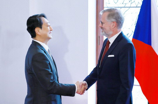 안덕근 산업통상자원부 장관은 7일(현지시간) 체코 프라하 총리실에서 정부 특사단이 참석한 가운데 페트르 피알라(Petr Fiala) 체코 총리와 면담을 갖고, 한-체코 양국 간 산업·에너지·건설·인프라·과학기술 등의 협력방안을 논의했다. [산업통상자원부]